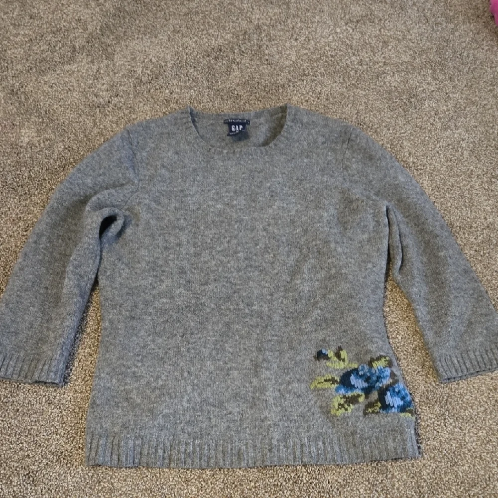 GAP Stretch Wool Heather Gray Sweater‎ with Blue Floral Accent